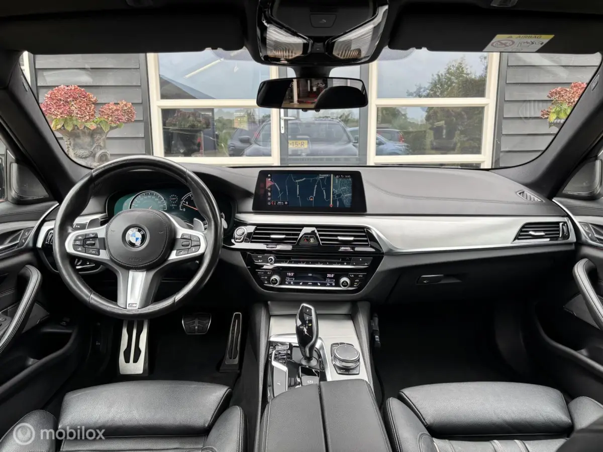 520i High Executive / M-Pakket / Pano / Head-up / Trekhaak /