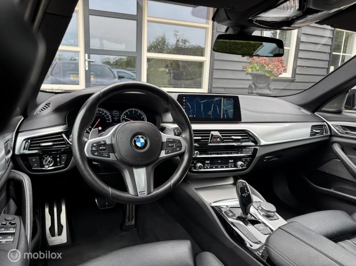 520i High Executive / M-Pakket / Pano / Head-up / Trekhaak /