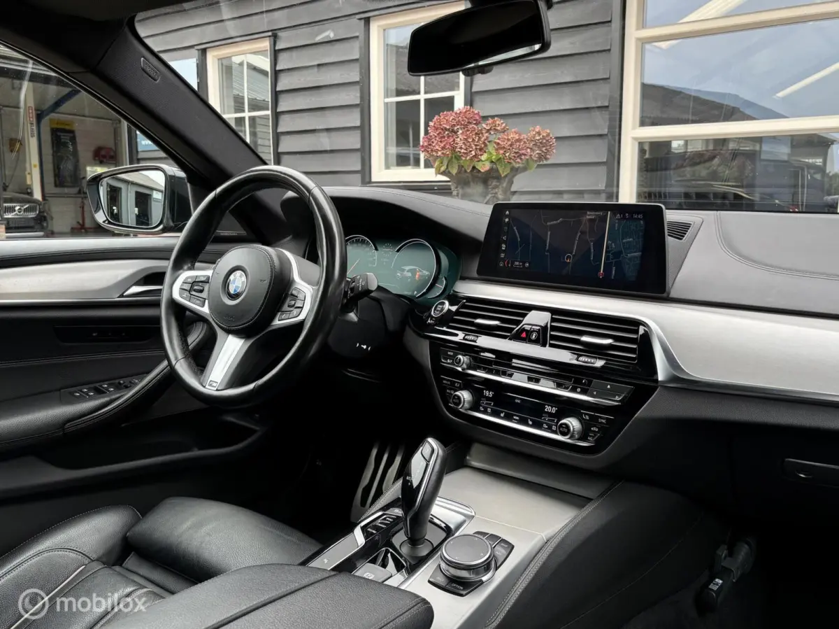 520i High Executive / M-Pakket / Pano / Head-up / Trekhaak /