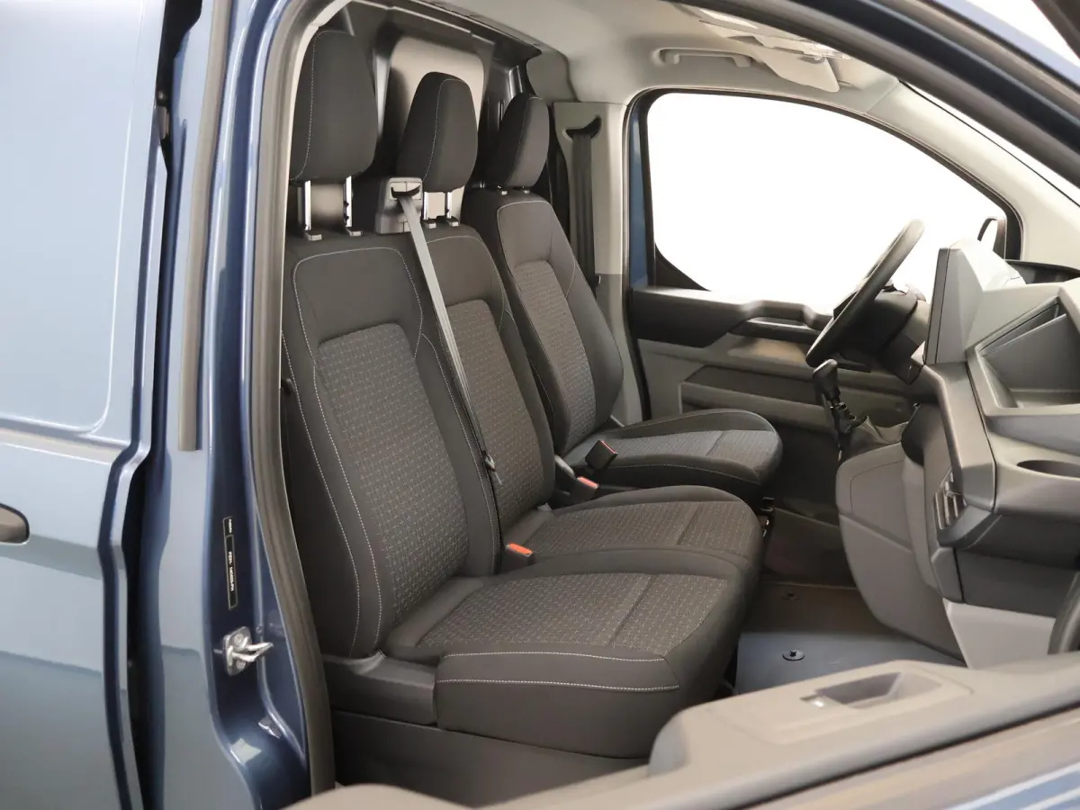 320 | 2.0 TDCI | L2 H1 | TREND | PARKEERCAMERA | APPLE CARPLAY | ANDROID AUTO | 3-ZITS | CLIMATE CONTROL | VOORRUITVERWARMING | CRUISE CONTROL | METALLIC LAK CHROME BLUE