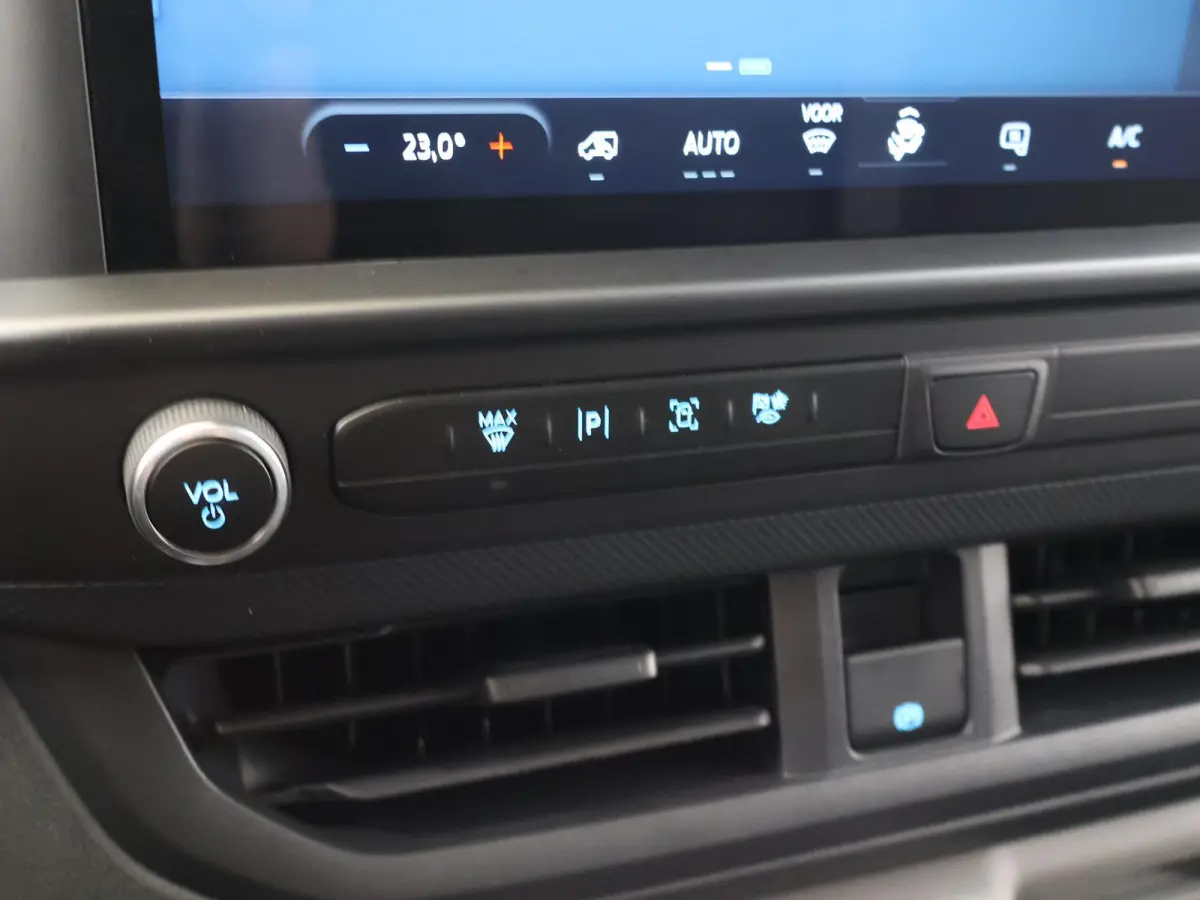 320 | 2.0 TDCI | L2 H1 | TREND | PARKEERCAMERA | APPLE CARPLAY | ANDROID AUTO | 3-ZITS | CLIMATE CONTROL | VOORRUITVERWARMING | CRUISE CONTROL | METALLIC LAK CHROME BLUE