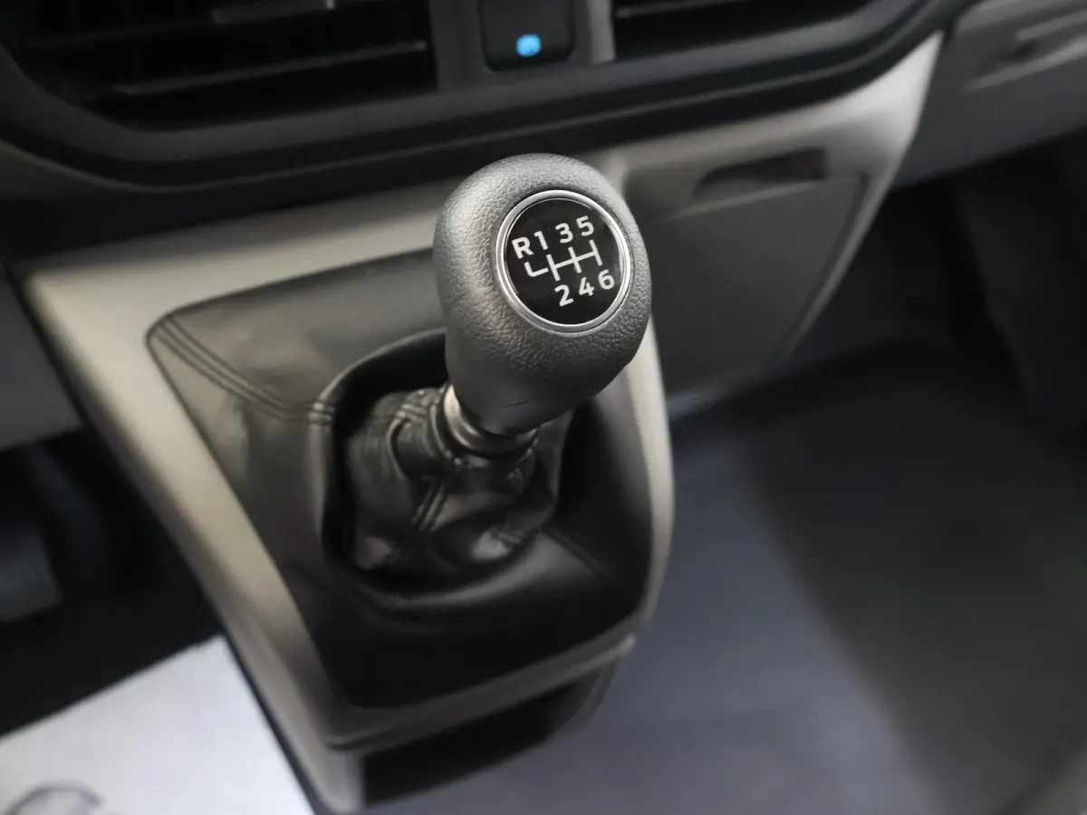 320 | 2.0 TDCI | L2 H1 | TREND | PARKEERCAMERA | APPLE CARPLAY | ANDROID AUTO | 3-ZITS | CLIMATE CONTROL | VOORRUITVERWARMING | CRUISE CONTROL | METALLIC LAK CHROME BLUE