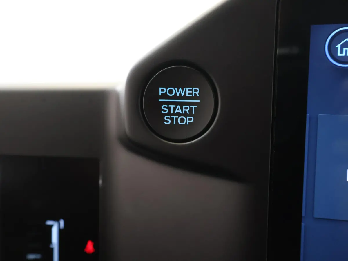 320 | 2.0 TDCI | L2 H1 | TREND | PARKEERCAMERA | APPLE CARPLAY | ANDROID AUTO | 3-ZITS | CLIMATE CONTROL | VOORRUITVERWARMING | CRUISE CONTROL | METALLIC LAK CHROME BLUE
