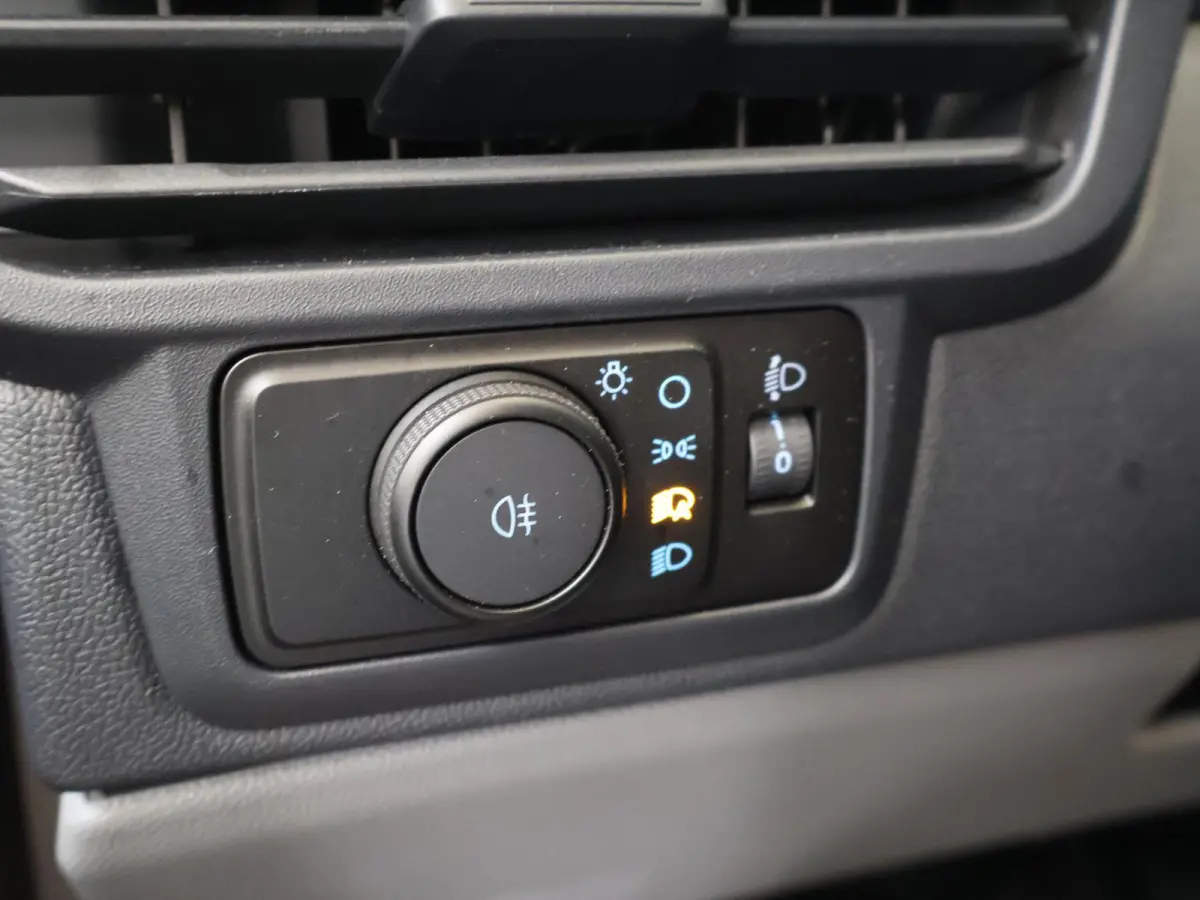 320 | 2.0 TDCI | L2 H1 | TREND | PARKEERCAMERA | APPLE CARPLAY | ANDROID AUTO | 3-ZITS | CLIMATE CONTROL | VOORRUITVERWARMING | CRUISE CONTROL | METALLIC LAK CHROME BLUE