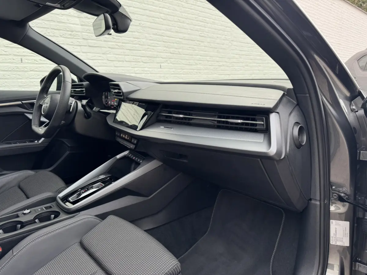 30 TFSI S-Line edition Automaat Achteruitrijcamera Navi Carplay All-Seasonbanden Clima S-line binnen en buiten
