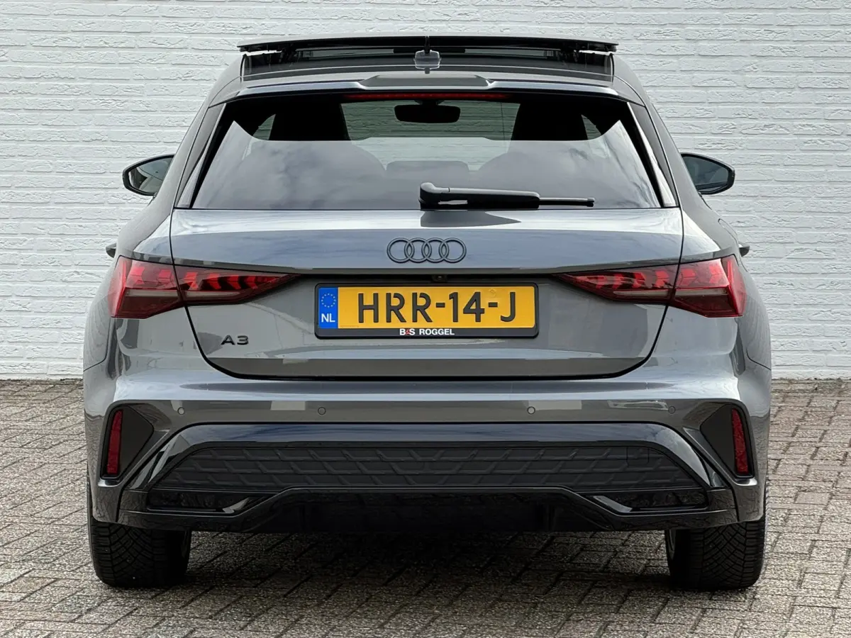 30 TFSI S-Line edition Automaat Achteruitrijcamera Navi Carplay All-Seasonbanden Clima S-line binnen en buiten