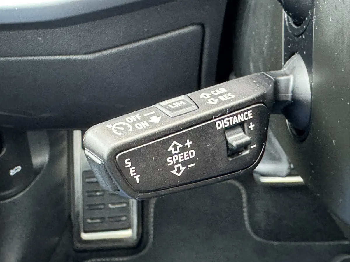 30 TFSI S-Line edition Automaat Achteruitrijcamera Navi Carplay All-Seasonbanden Clima S-line binnen en buiten