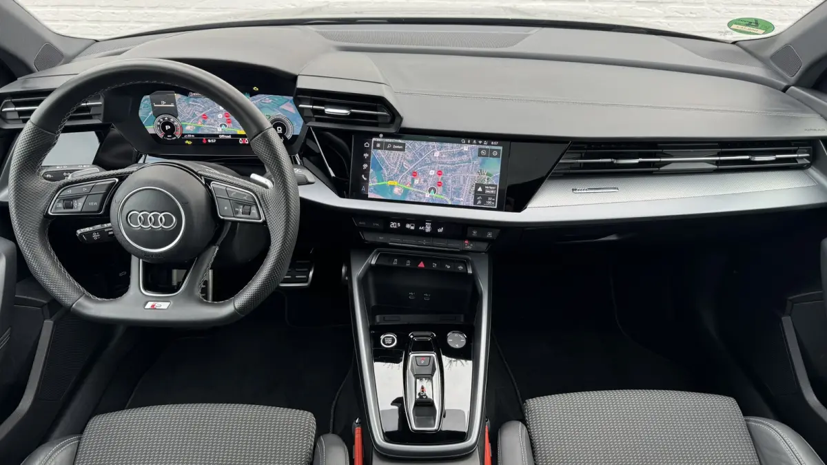 30 TFSI S-Line edition Automaat Achteruitrijcamera Navi Carplay All-Seasonbanden Clima S-line binnen en buiten
