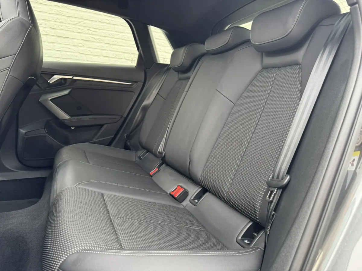 30 TFSI S-Line edition Automaat Achteruitrijcamera Navi Carplay All-Seasonbanden Clima S-line binnen en buiten