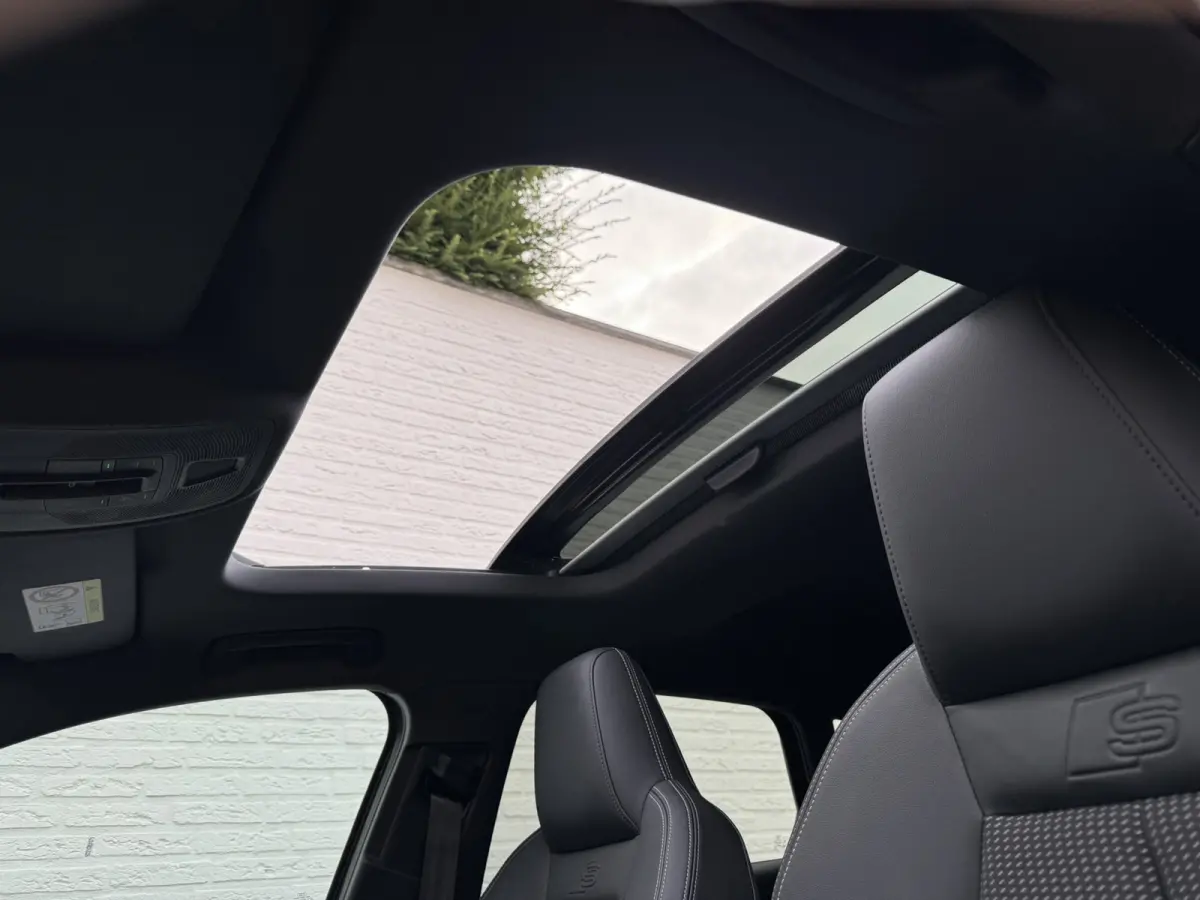 30 TFSI S-Line edition Automaat Achteruitrijcamera Navi Carplay All-Seasonbanden Clima S-line binnen en buiten
