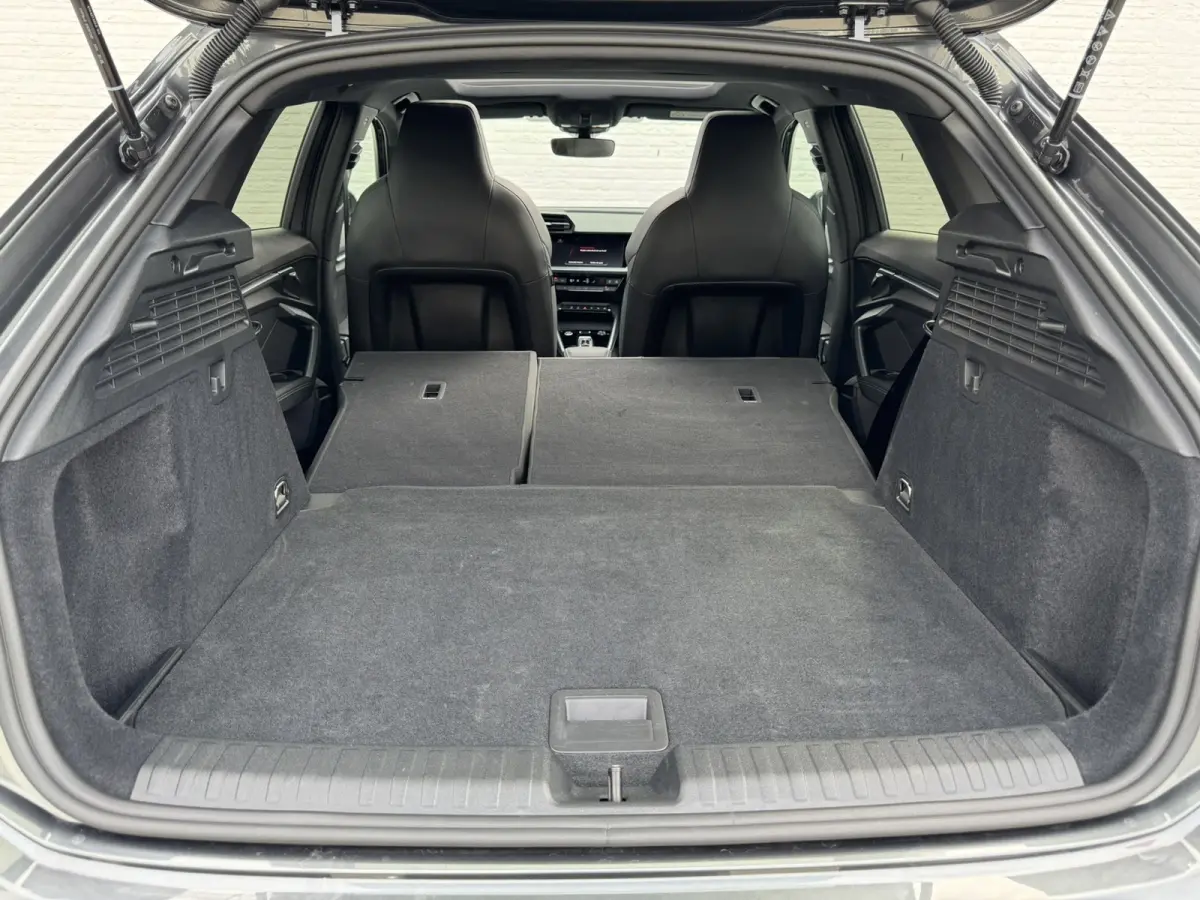 30 TFSI S-Line edition Automaat Achteruitrijcamera Navi Carplay All-Seasonbanden Clima S-line binnen en buiten