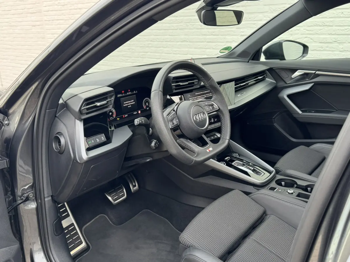 30 TFSI S-Line edition Automaat Achteruitrijcamera Navi Carplay All-Seasonbanden Clima S-line binnen en buiten