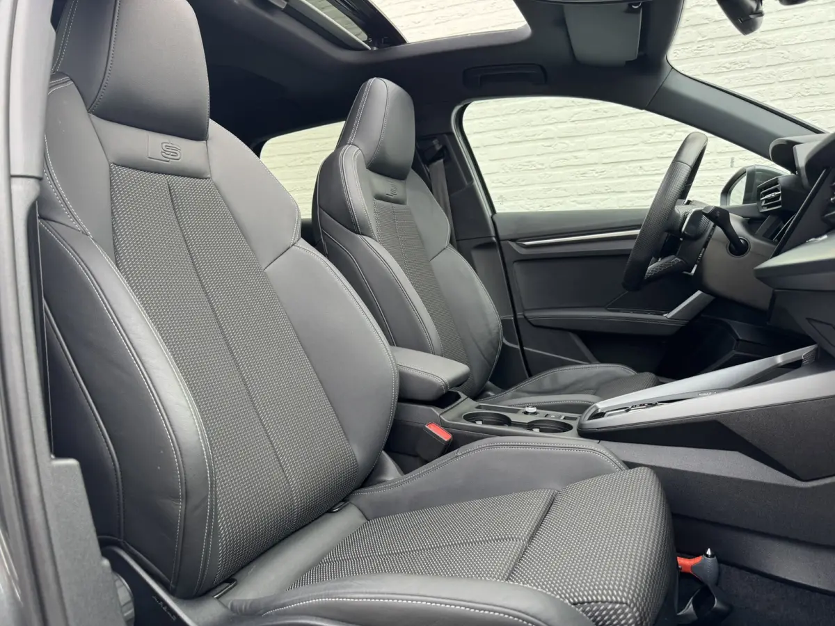 30 TFSI S-Line edition Automaat Achteruitrijcamera Navi Carplay All-Seasonbanden Clima S-line binnen en buiten