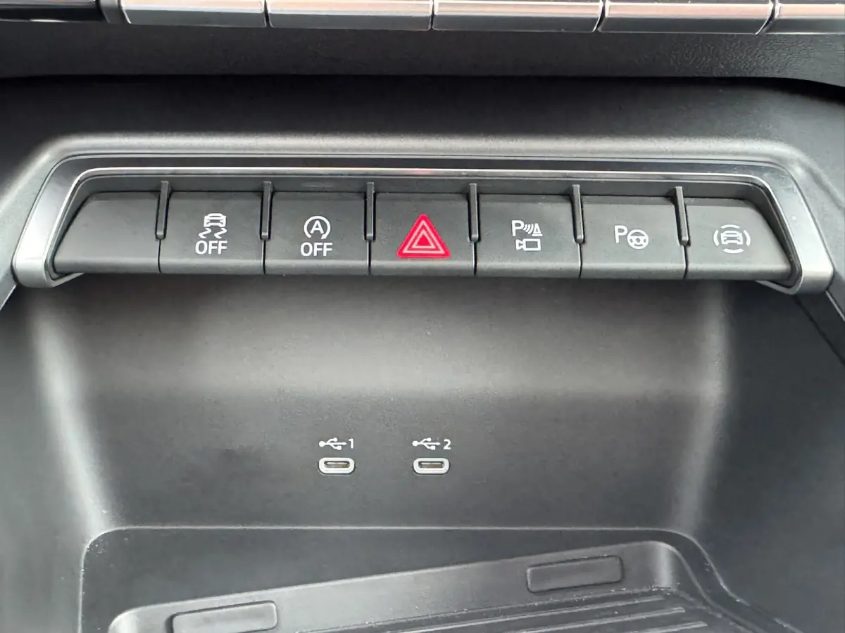 30 TFSI S-Line edition Automaat Achteruitrijcamera Navi Carplay All-Seasonbanden Clima S-line binnen en buiten
