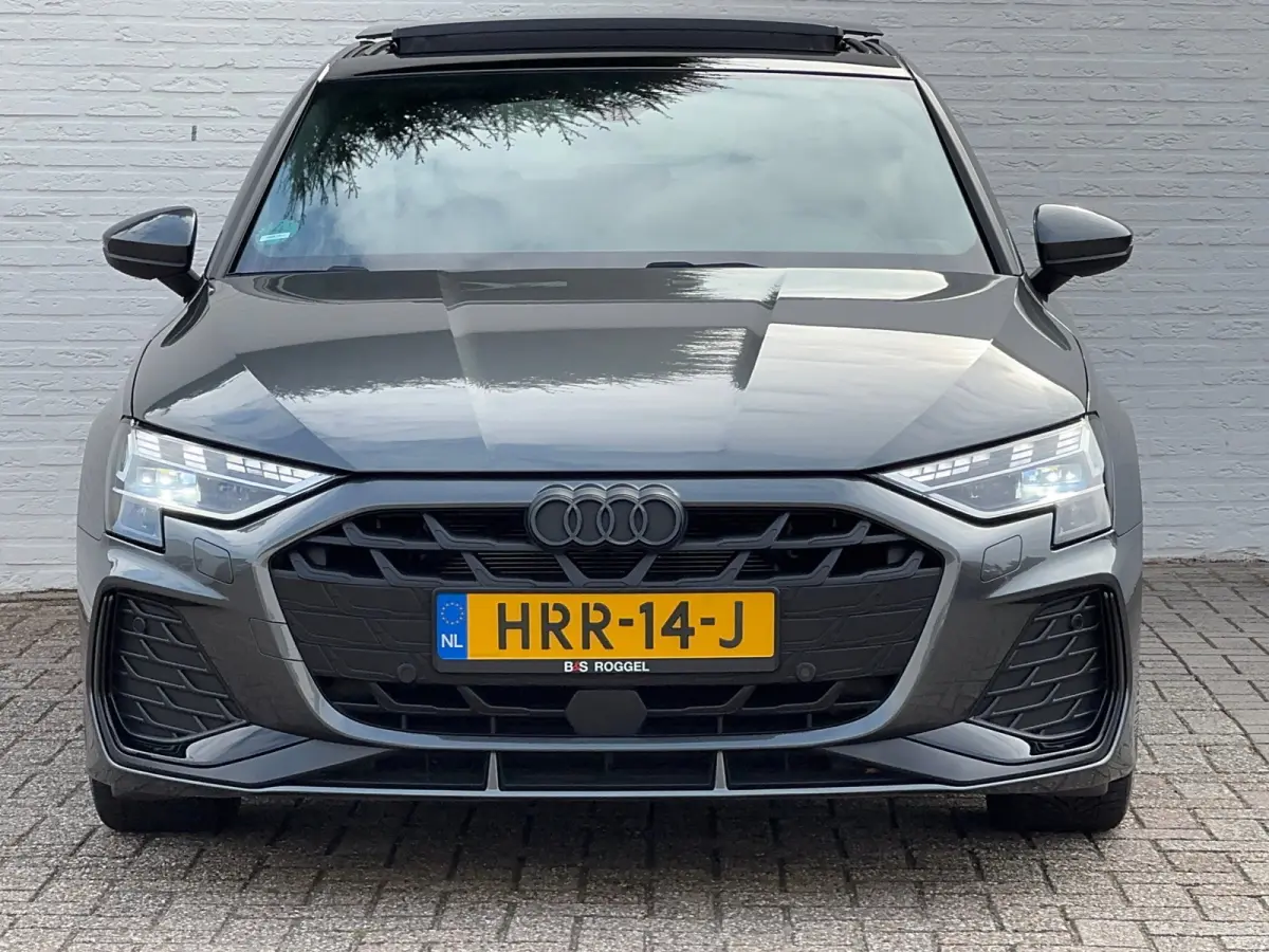 30 TFSI S-Line edition Automaat Achteruitrijcamera Navi Carplay All-Seasonbanden Clima S-line binnen en buiten
