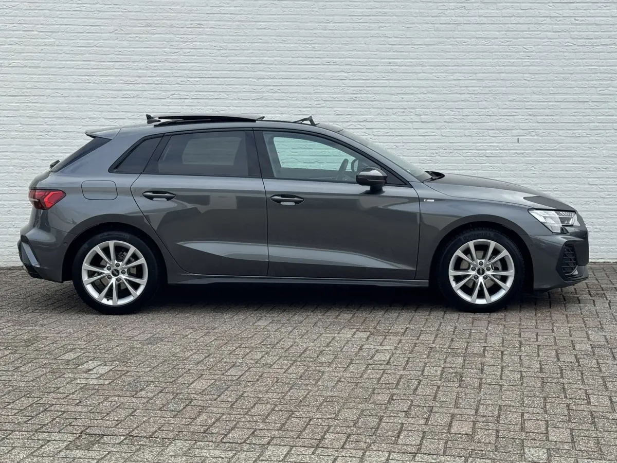 30 TFSI S-Line edition Automaat Achteruitrijcamera Navi Carplay All-Seasonbanden Clima S-line binnen en buiten