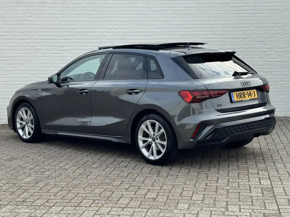 30 TFSI S-Line edition Automaat Achteruitrijcamera Navi Carplay All-Seasonbanden Clima S-line binnen en buiten