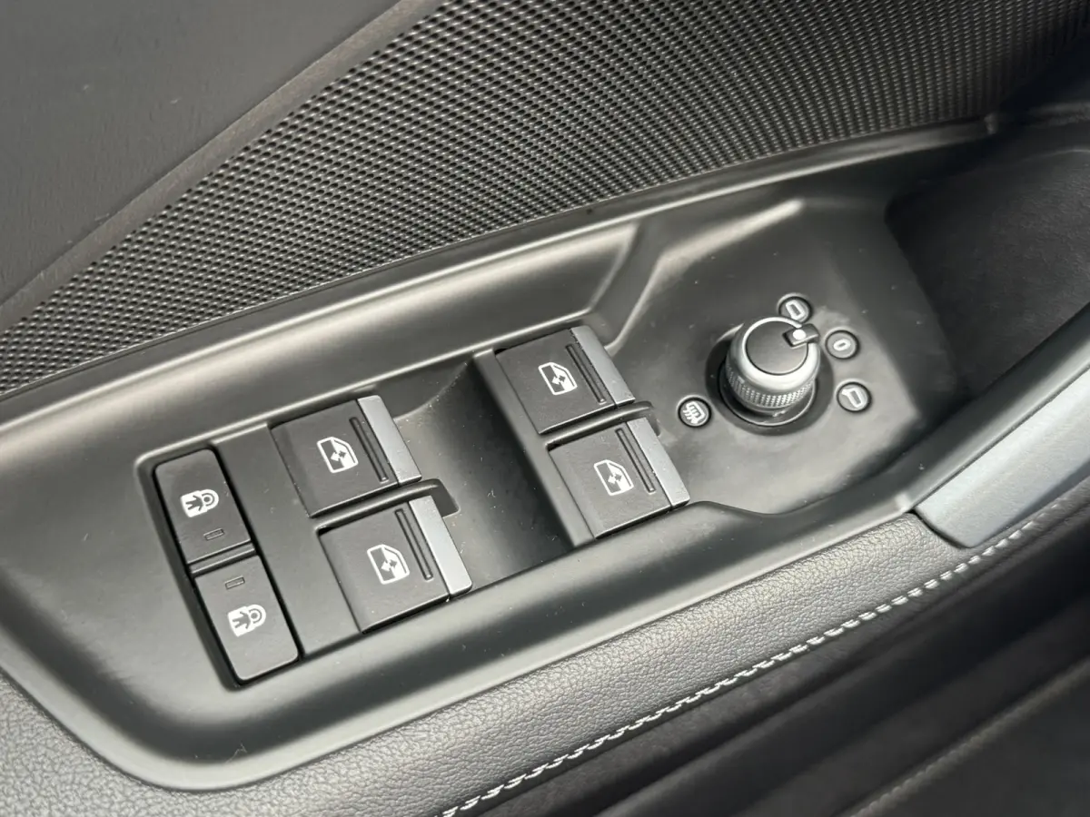 30 TFSI S-Line edition Automaat Achteruitrijcamera Navi Carplay All-Seasonbanden Clima S-line binnen en buiten