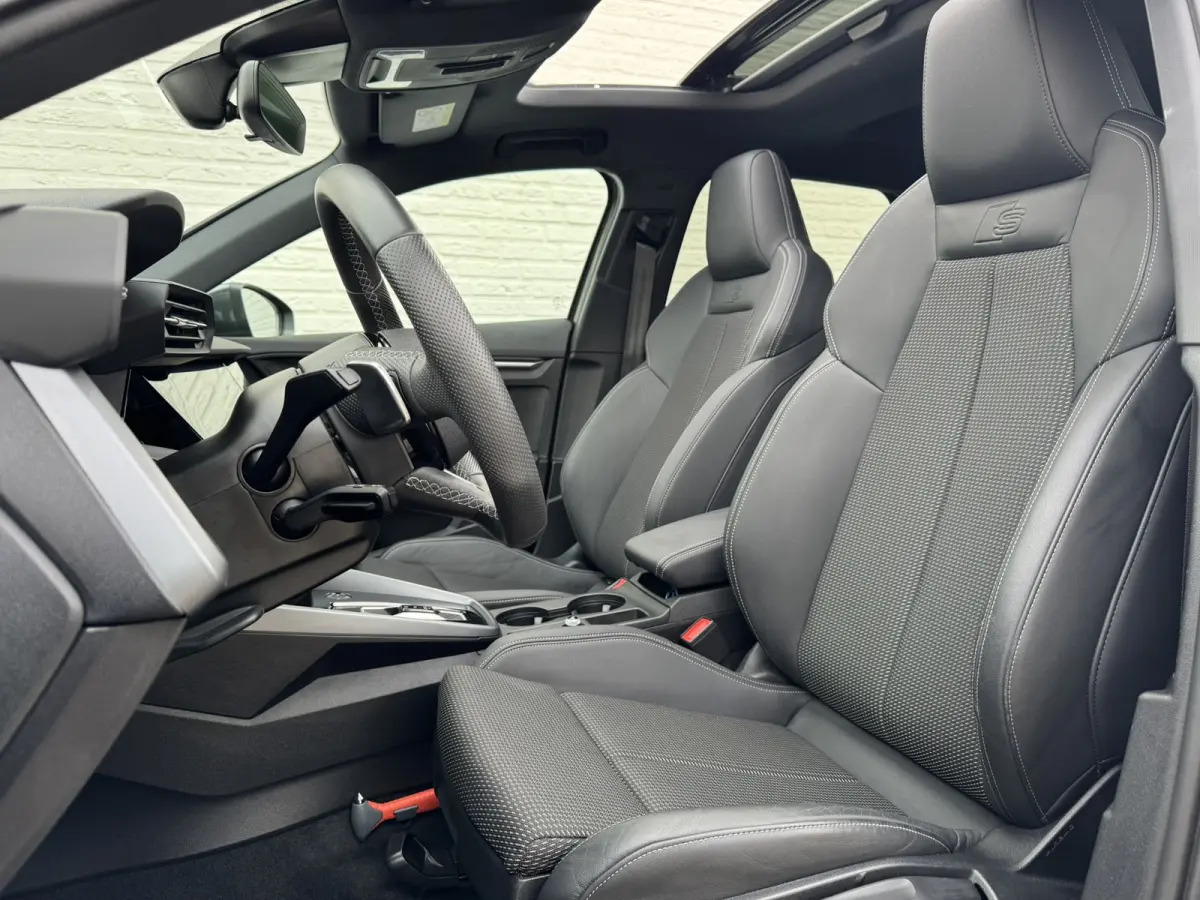 30 TFSI S-Line edition Automaat Achteruitrijcamera Navi Carplay All-Seasonbanden Clima S-line binnen en buiten