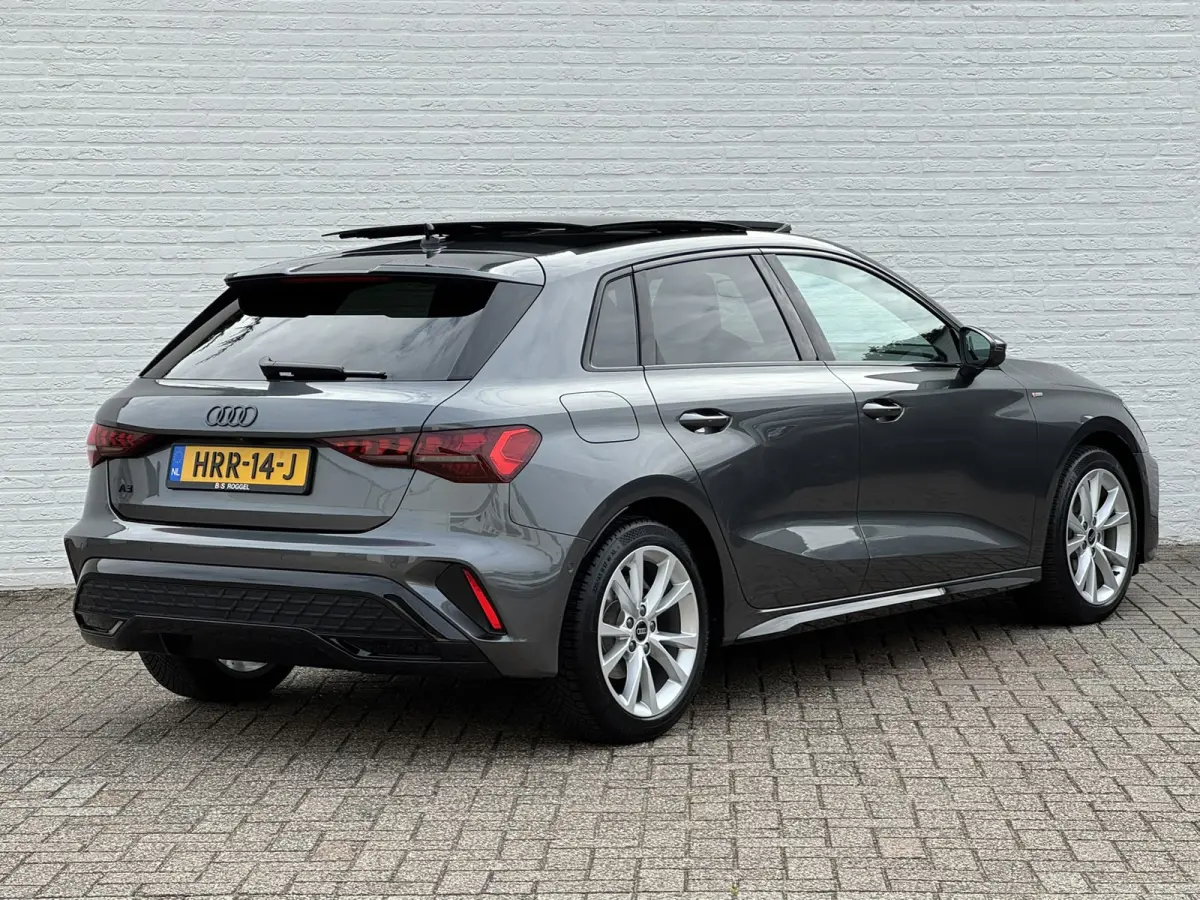30 TFSI S-Line edition Automaat Achteruitrijcamera Navi Carplay All-Seasonbanden Clima S-line binnen en buiten