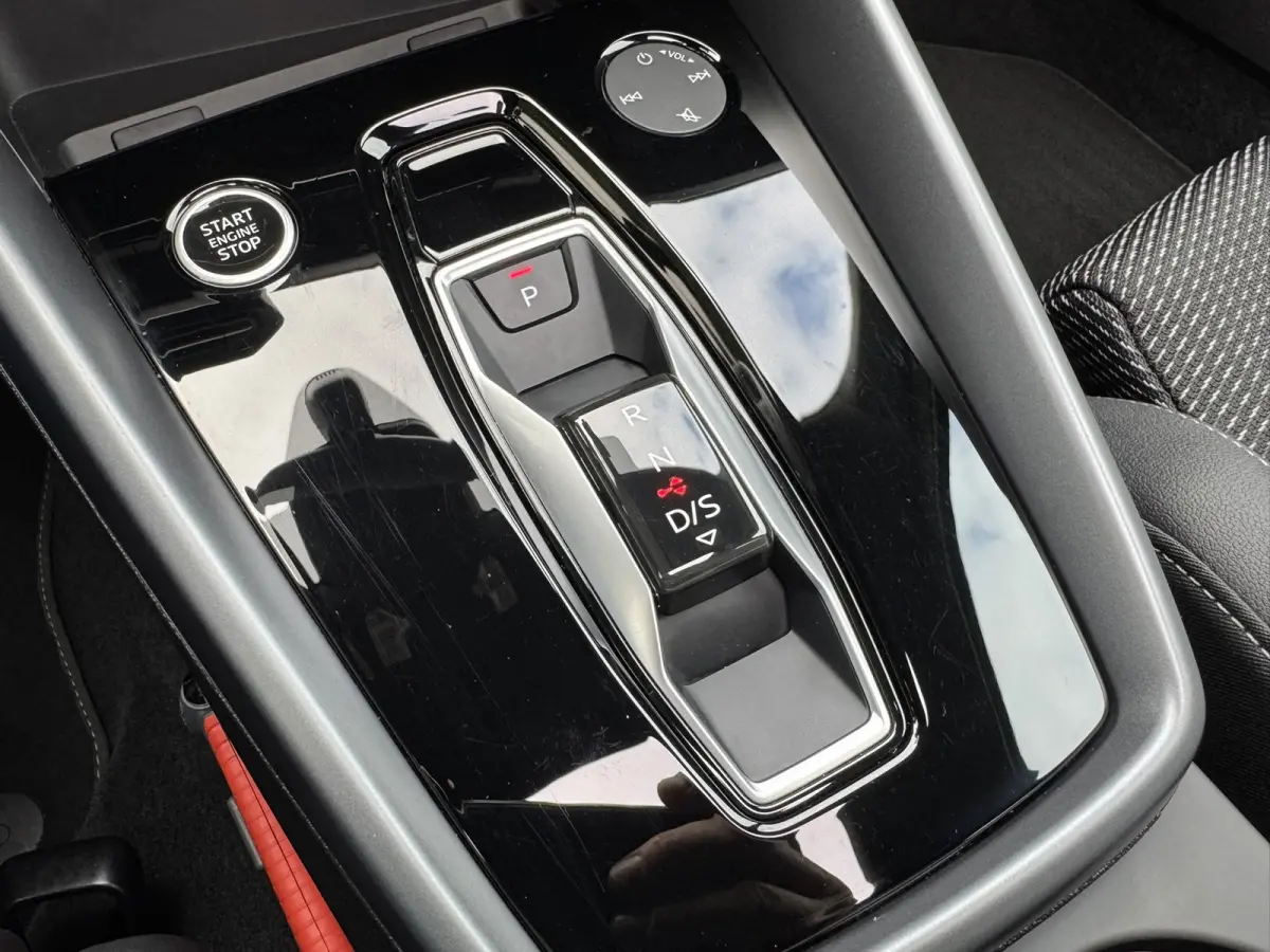 30 TFSI S-Line edition Automaat Achteruitrijcamera Navi Carplay All-Seasonbanden Clima S-line binnen en buiten