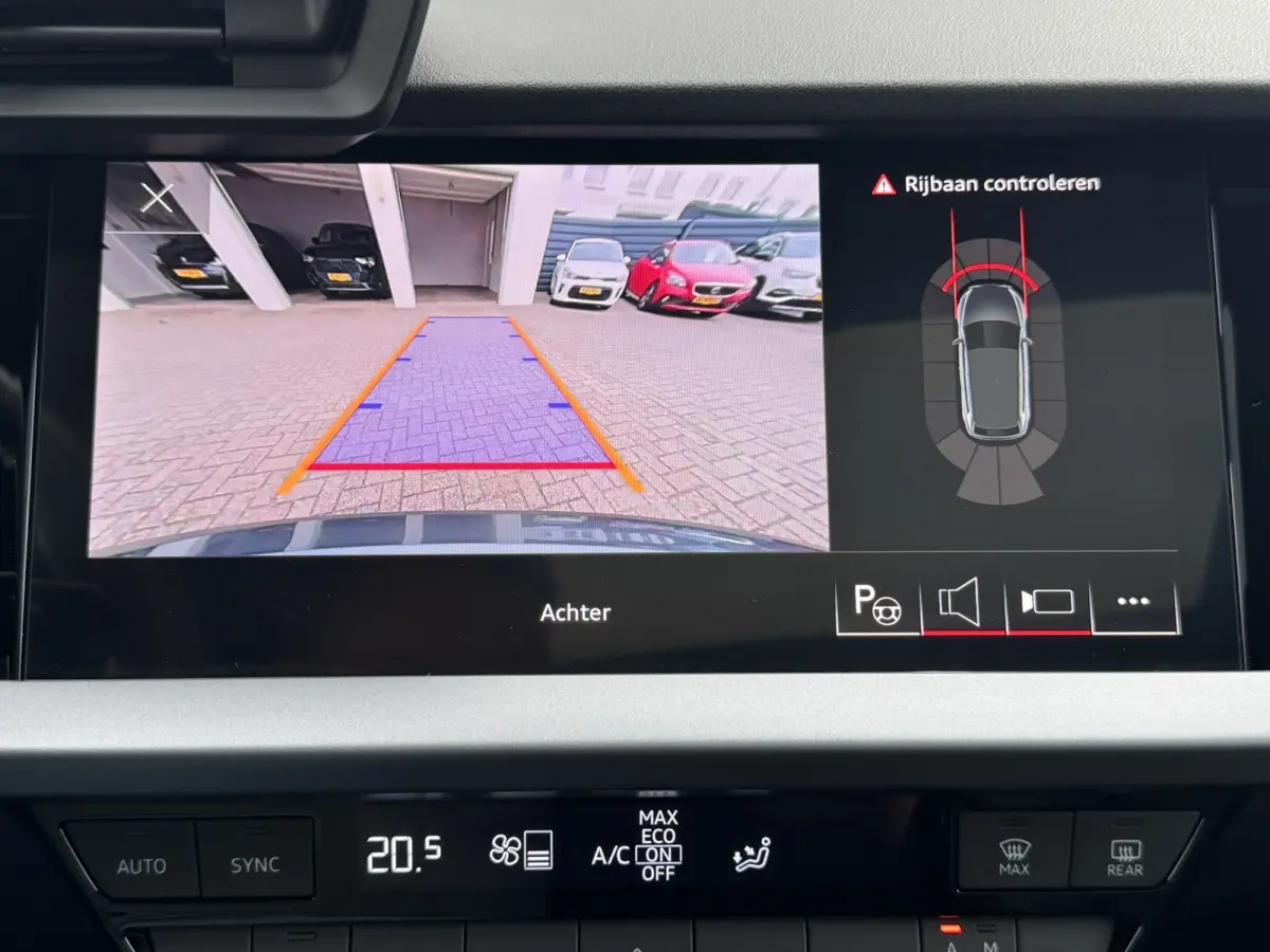 30 TFSI S-Line edition Automaat Achteruitrijcamera Navi Carplay All-Seasonbanden Clima S-line binnen en buiten