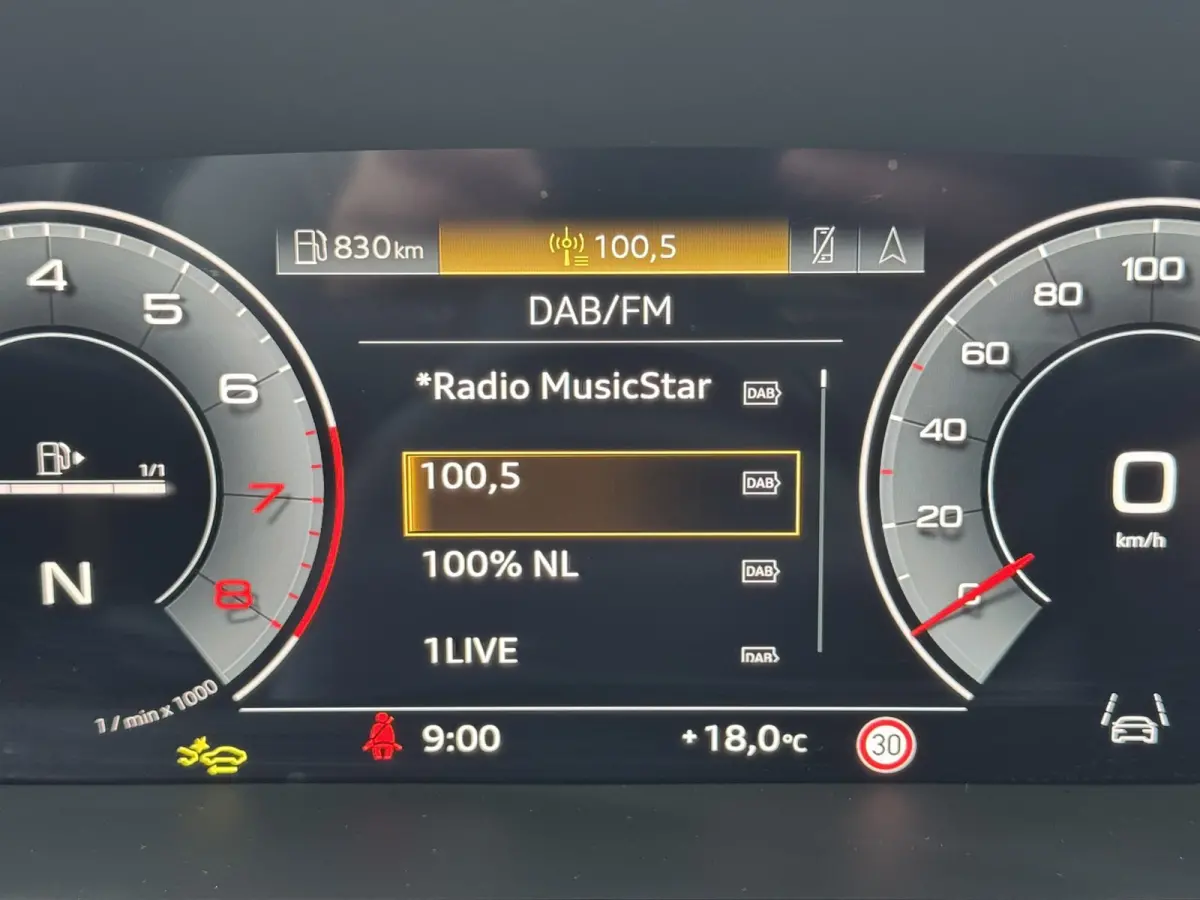30 TFSI S-Line edition Automaat Achteruitrijcamera Navi Carplay All-Seasonbanden Clima S-line binnen en buiten