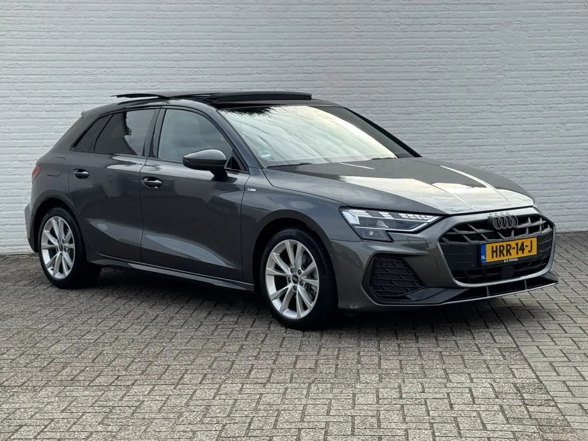 30 TFSI S-Line edition Automaat Achteruitrijcamera Navi Carplay All-Seasonbanden Clima S-line binnen en buiten