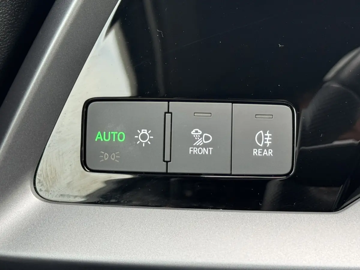 30 TFSI S-Line edition Automaat Achteruitrijcamera Navi Carplay All-Seasonbanden Clima S-line binnen en buiten