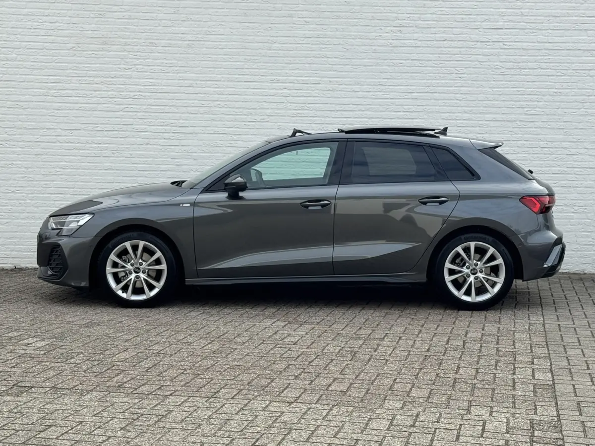 30 TFSI S-Line edition Automaat Achteruitrijcamera Navi Carplay All-Seasonbanden Clima S-line binnen en buiten