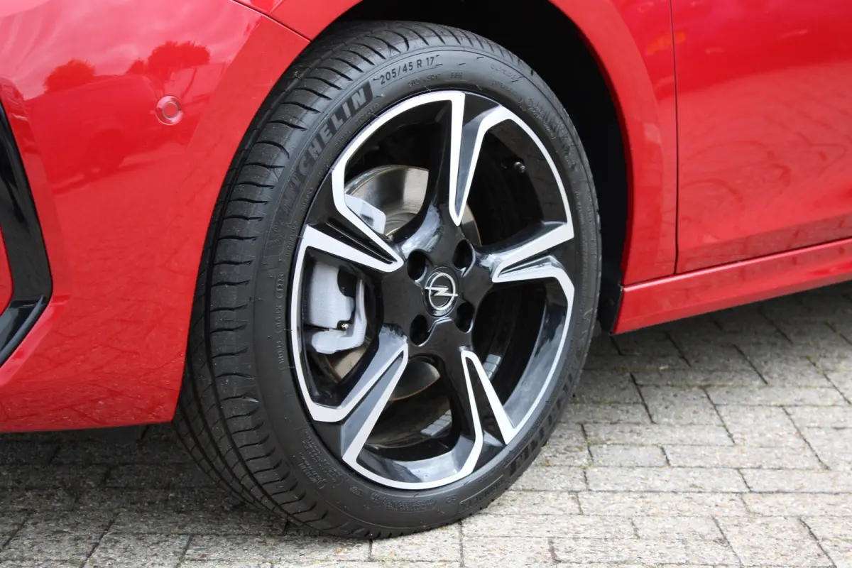 Ultimate | 17" Lichtmetalen velgen, Diamond Cut | Dode hoek waarschuwing | Draadloze telefoonlader