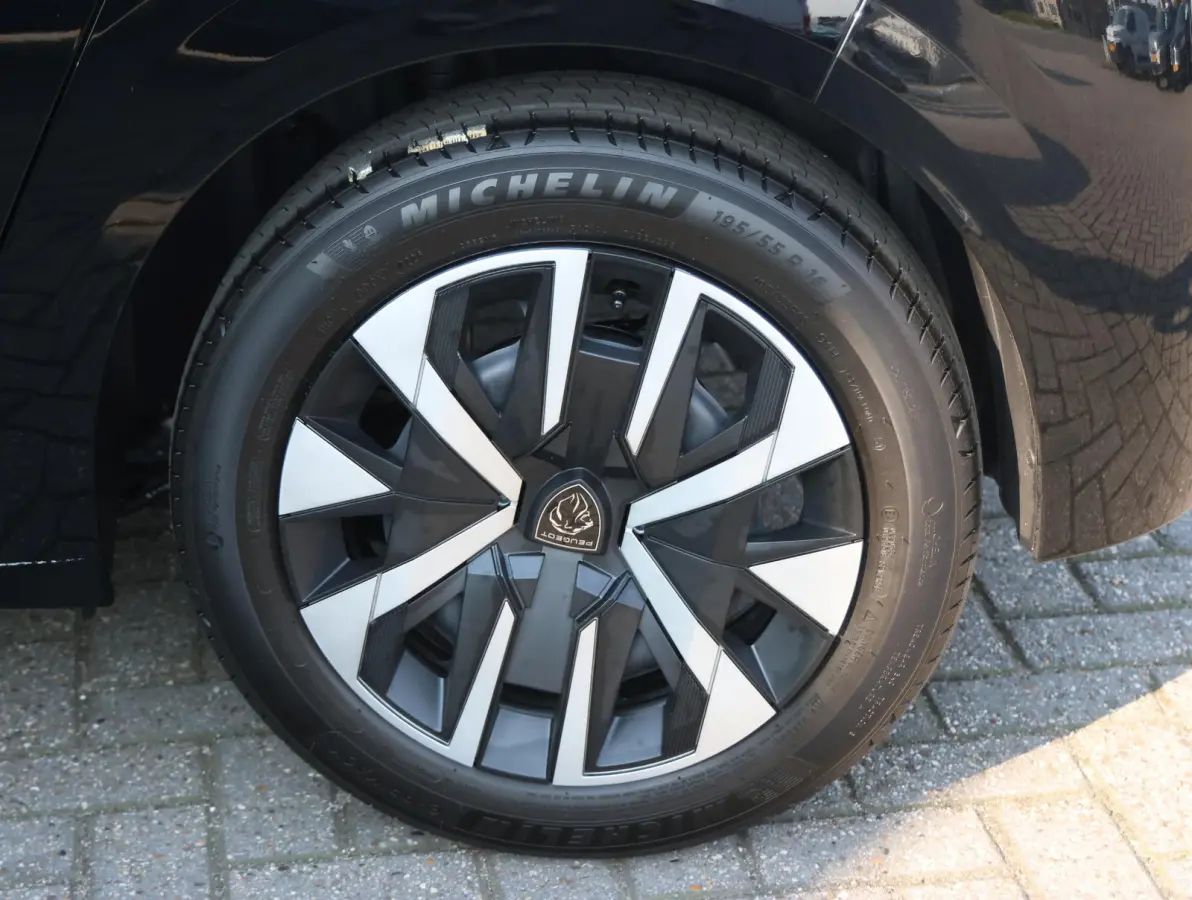 1.2 Turbo 100 Business UNIEK Handgeschakeld | Camera | LED | Airco | Navigatie via Apple Carplay & Android Auto
