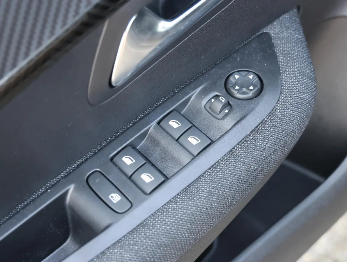 1.2 Turbo 100 Business UNIEK Handgeschakeld | Camera | LED | Airco | Navigatie via Apple Carplay & Android Auto