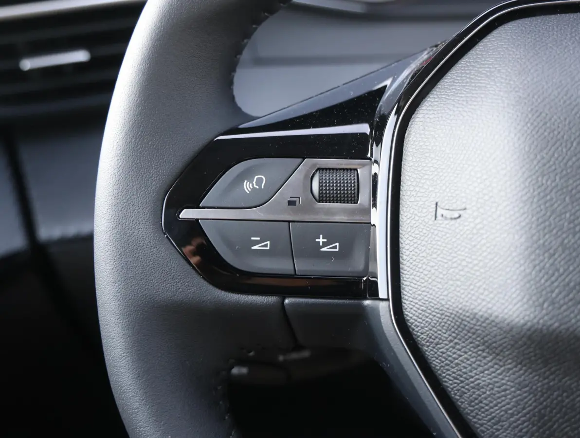 1.2 Turbo 100 Business UNIEK Handgeschakeld | Camera | LED | Airco | Navigatie via Apple Carplay & Android Auto