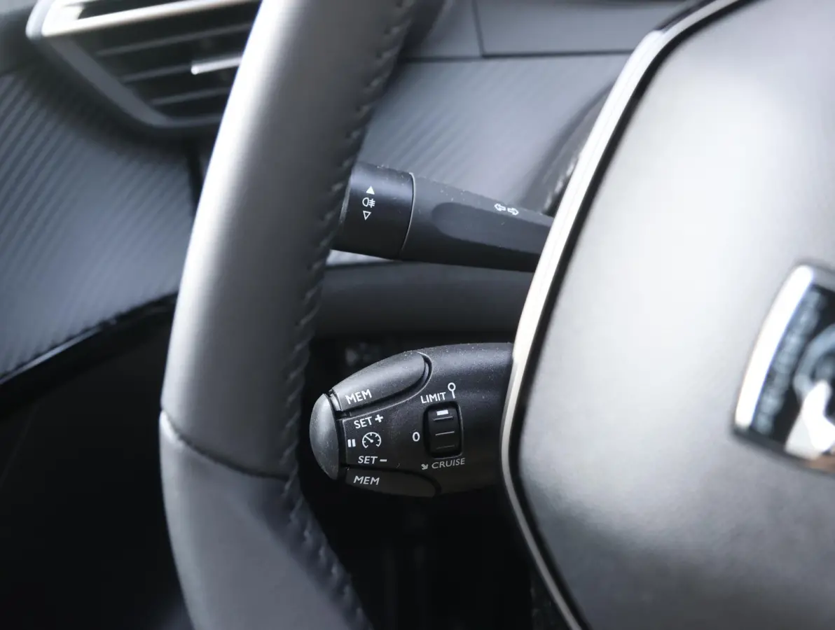 1.2 Turbo 100 Business UNIEK Handgeschakeld | Camera | LED | Airco | Navigatie via Apple Carplay & Android Auto