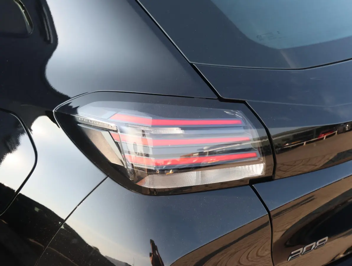 1.2 Turbo 100 Business UNIEK Handgeschakeld | Camera | LED | Airco | Navigatie via Apple Carplay & Android Auto