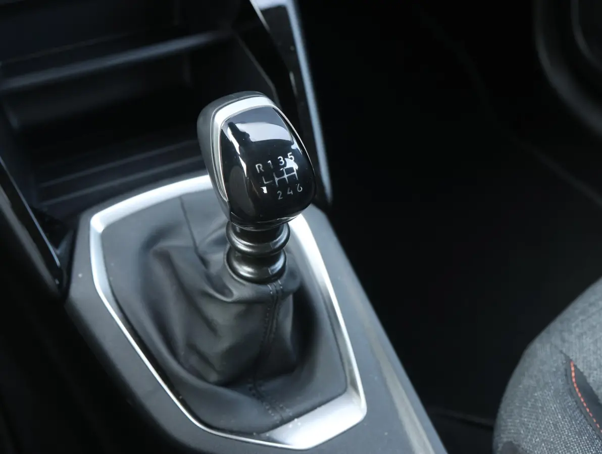 1.2 Turbo 100 Business UNIEK Handgeschakeld | Camera | LED | Airco | Navigatie via Apple Carplay & Android Auto