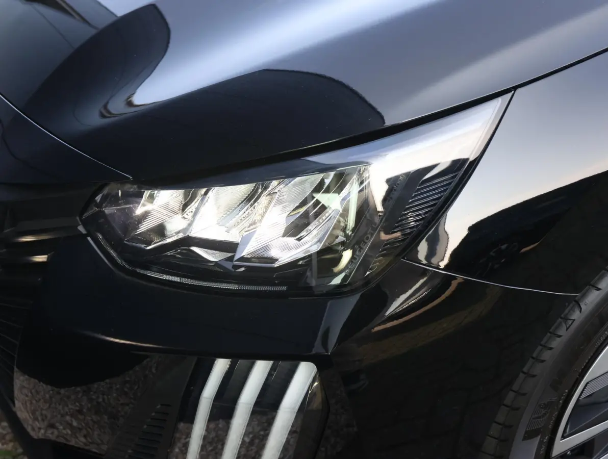1.2 Turbo 100 Business UNIEK Handgeschakeld | Camera | LED | Airco | Navigatie via Apple Carplay & Android Auto