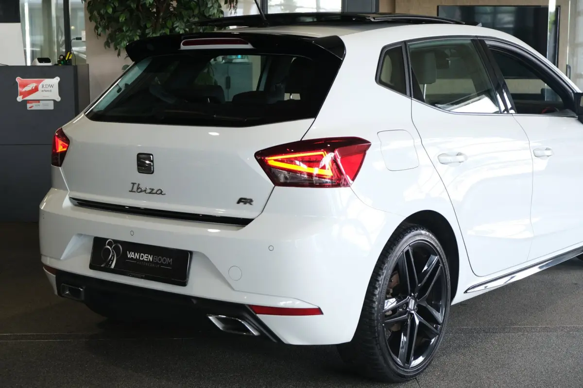 1.0 EcoTSI FR 110PK DSG Pro Black Edition Facelift Pano Alcantara Cam Led