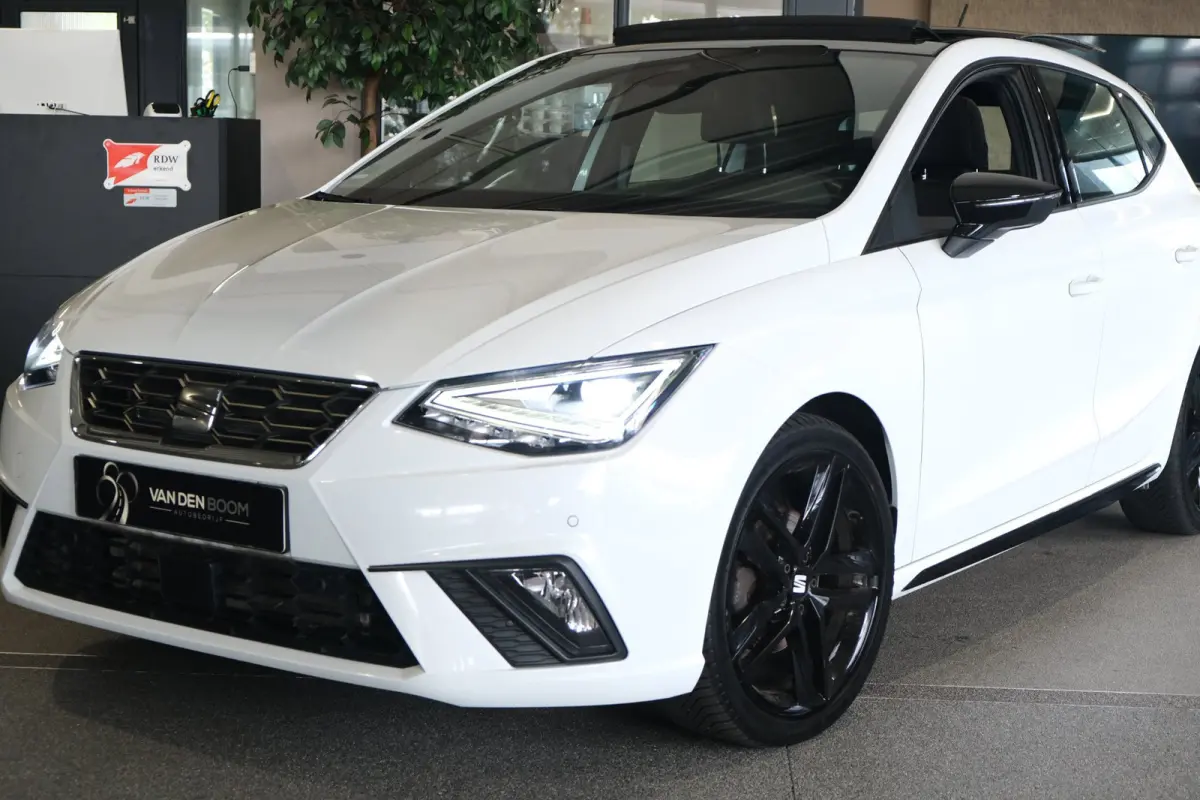 1.0 EcoTSI FR 110PK DSG Pro Black Edition Facelift Pano Alcantara Cam Led