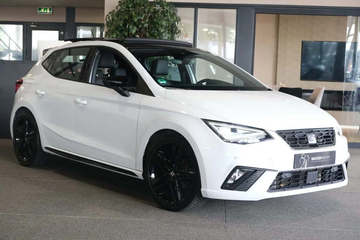 1.0 EcoTSI FR 110PK DSG Pro Black Edition Facelift Pano Alcantara Cam Led