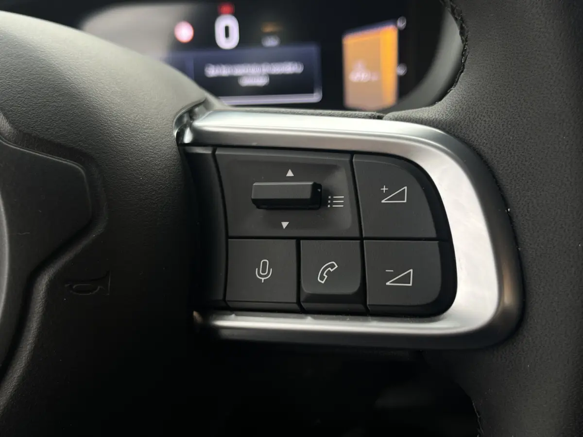 100 Black Altitude | Keyless | Adaptive Cruise Control | Elektrische achterklep | Achteruitrijcamera | Carplay/Android Auto |