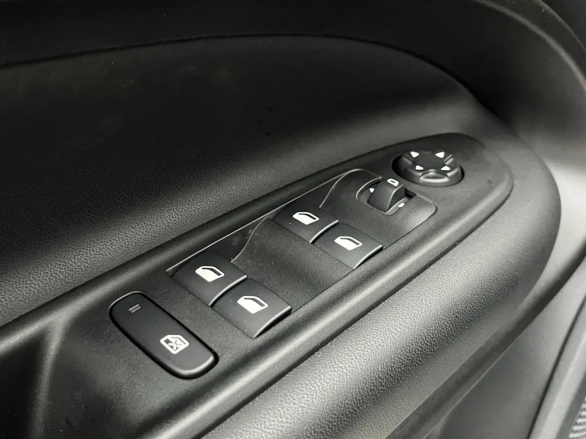 100 Black Altitude | Keyless | Adaptive Cruise Control | Elektrische achterklep | Achteruitrijcamera | Carplay/Android Auto |