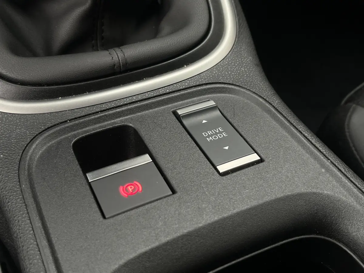 100 Black Altitude | Keyless | Adaptive Cruise Control | Elektrische achterklep | Achteruitrijcamera | Carplay/Android Auto |