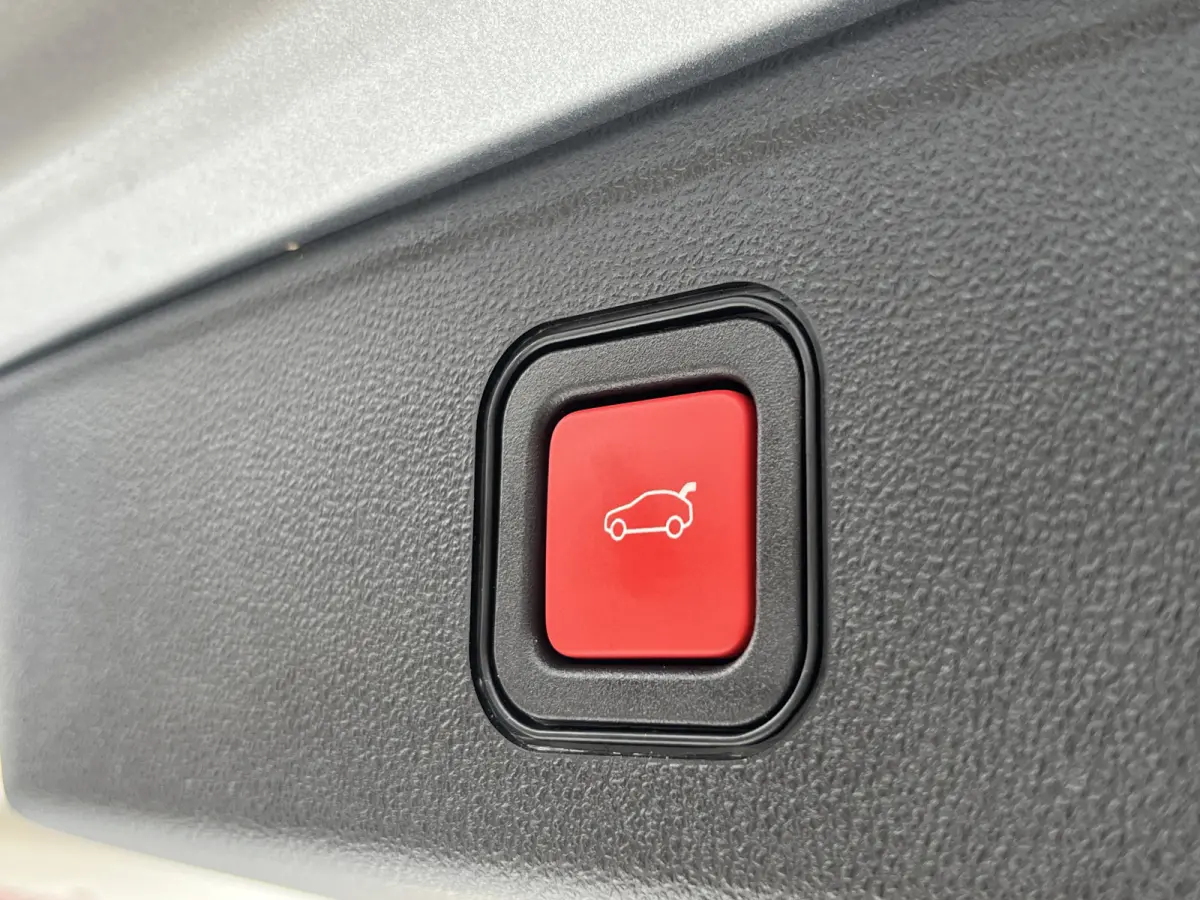 100 Black Altitude | Keyless | Adaptive Cruise Control | Elektrische achterklep | Achteruitrijcamera | Carplay/Android Auto |