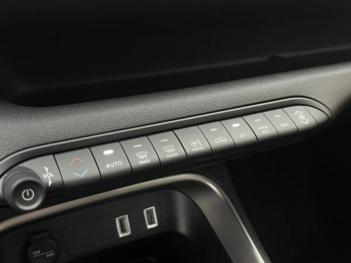100 Black Altitude | Keyless | Adaptive Cruise Control | Elektrische achterklep | Achteruitrijcamera | Carplay/Android Auto |