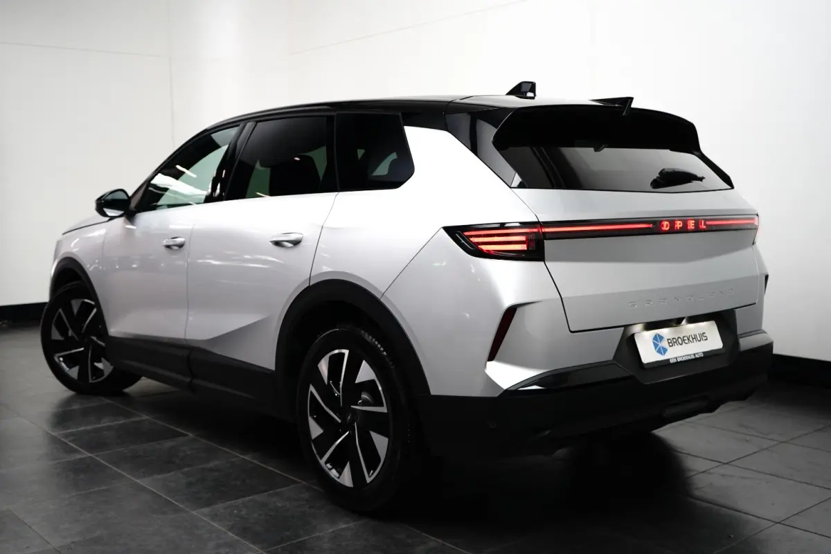 1.2 Turbo Hybrid GS / Navigatie / 360 Camera / Head-up display / Keyless / Parkeersensoren / Stuur -en Stoelverwarmd / Matrix LED / Carplay