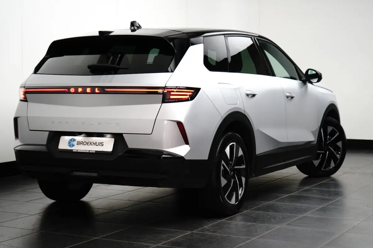 1.2 Turbo Hybrid GS / Navigatie / 360 Camera / Head-up display / Keyless / Parkeersensoren / Stuur -en Stoelverwarmd / Matrix LED / Carplay