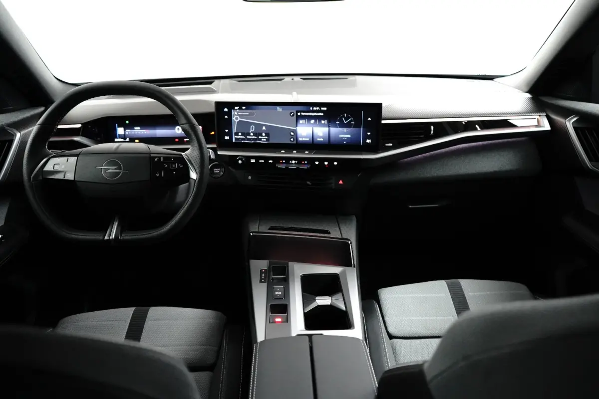 1.2 Turbo Hybrid GS / Navigatie / 360 Camera / Head-up display / Keyless / Parkeersensoren / Stuur -en Stoelverwarmd / Matrix LED / Carplay