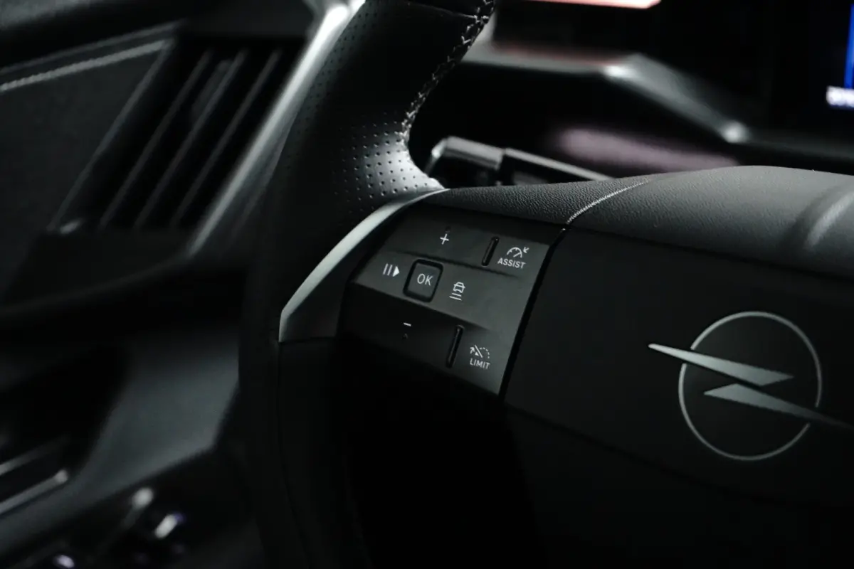 1.2 Turbo Hybrid GS / Navigatie / 360 Camera / Head-up display / Keyless / Parkeersensoren / Stuur -en Stoelverwarmd / Matrix LED / Carplay